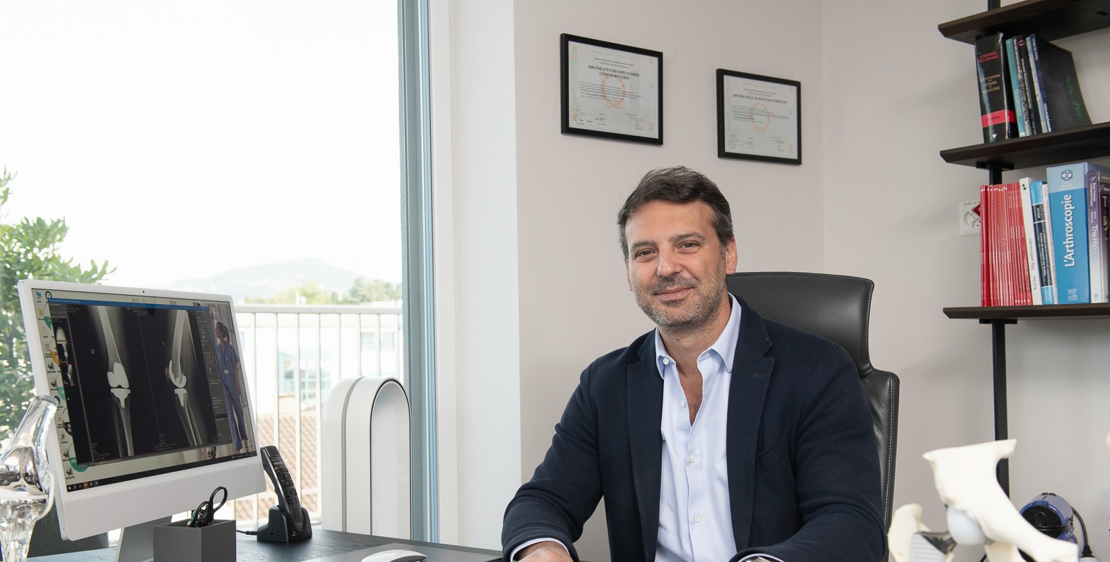 Dr Julien Stanovici dans son cabinet